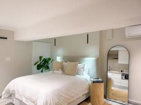 LUX Stylish Studio, 24Hr Security - Mouille Point, Walk to Promenade & 5mins to Beach !
